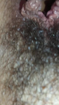 Zeița curioasă - matură sexy incitantă care se masturbează dându-și pizda plină de spermă pentru ca iubitul ei să sugă și să curețe partea 2