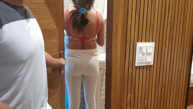 Hornycouple149: Інженер прийшов відремонтувати телевізор.