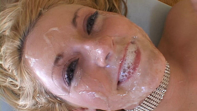 RETROXXX: Blonde nymfo-slet verniend door 4 enorme pikken in een epische spermadouche