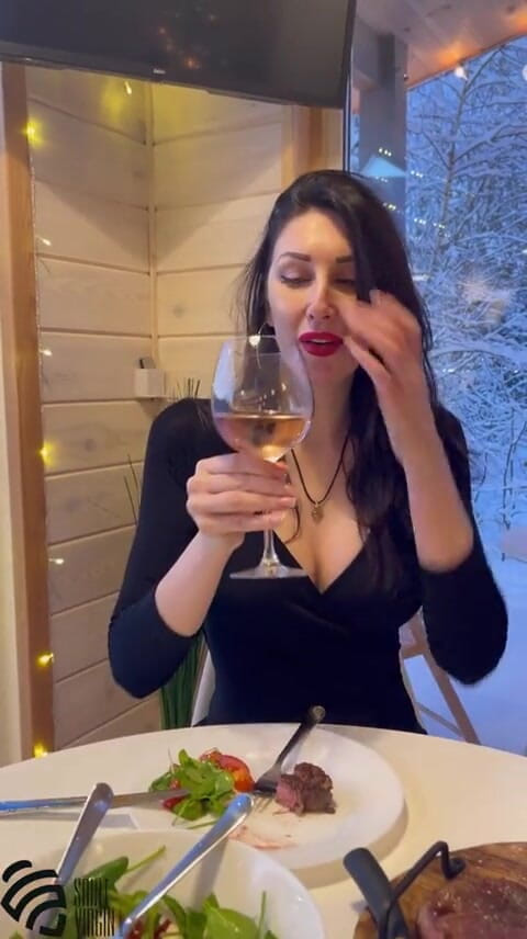 LizaVirgin: Ik nodigde mijn stiefmoeder uit in een restaurant en werd...