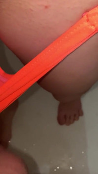 Mi sorprende urinando quando eiaculavo nel suo bikini