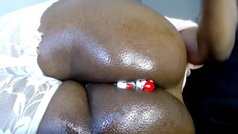 Maeling: Une patronne toute menue se fait baiser dans une sodomie...