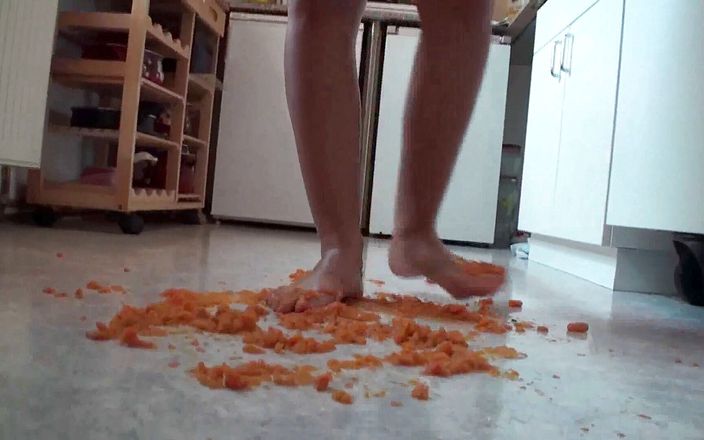 Foot Girls: Záběr zblízka na šlapání jídla v kuchyni