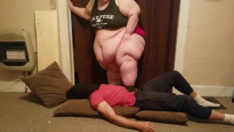 Full Weight Productions: Königin Nora beschmiert ihn in das board und den boden