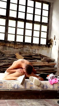 Pasangan muda panas berkongkek tanpa kondom di bangunan terbiar!