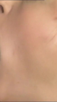 Sexy troia bionda succhia un grosso cazzo duro e viene scopata alla pecorina