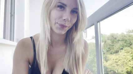 Vik1one: 美女真的很想念我的大鸡巴，轻轻地把它放在嘴里并吮吸了