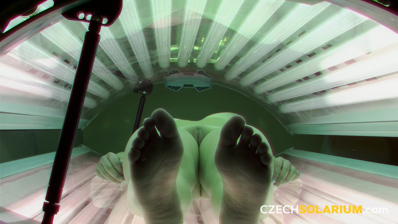 Czech Solarium: Ceco solarium 7: la mora dà un altro esibizione di figa...