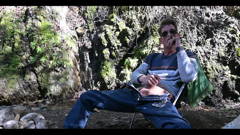 Joe Iandola: 大鸡巴户外射精和吸烟