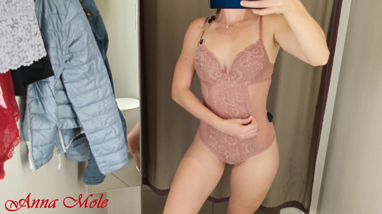 Anna Mole: O fată cu o siluetă perfectă probează diferite lenjerie
