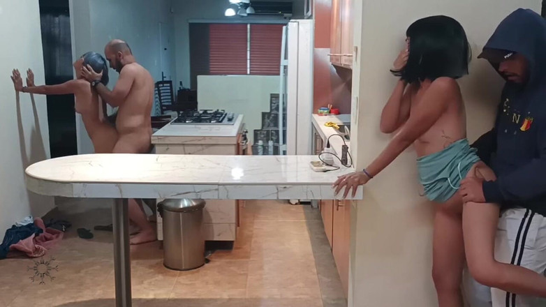 Swingersamateur40: Vedo la mia sorellastra scopare il mio fottuto ragazzo e...