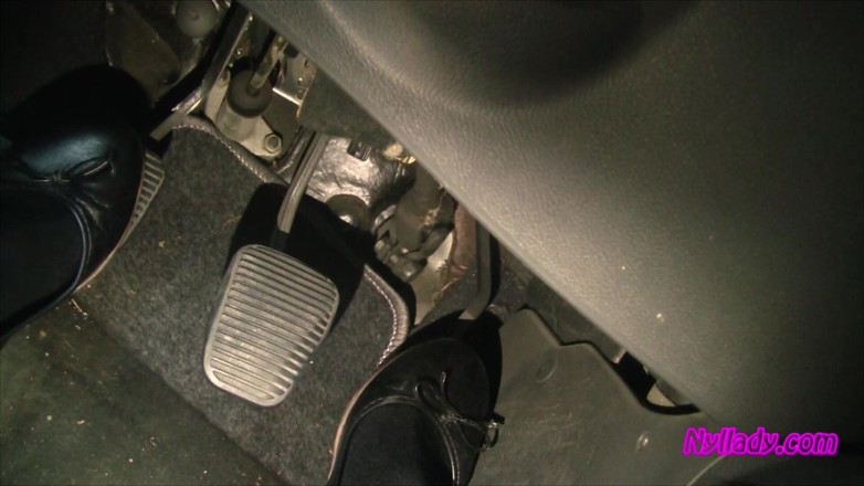 Nyllady: 하이힐 부츠와 블랙 발레 플랫을 입고 브라보를 운전하고 개조하는 Nyllady