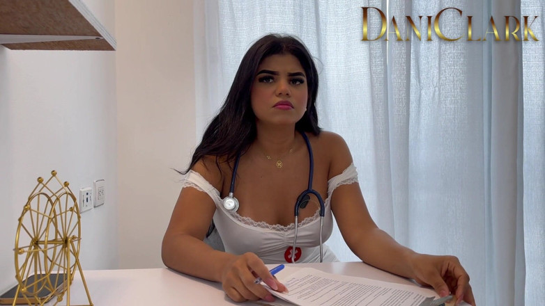 DaniClark: Une infirmière à gros cul baise sa patiente Vergon