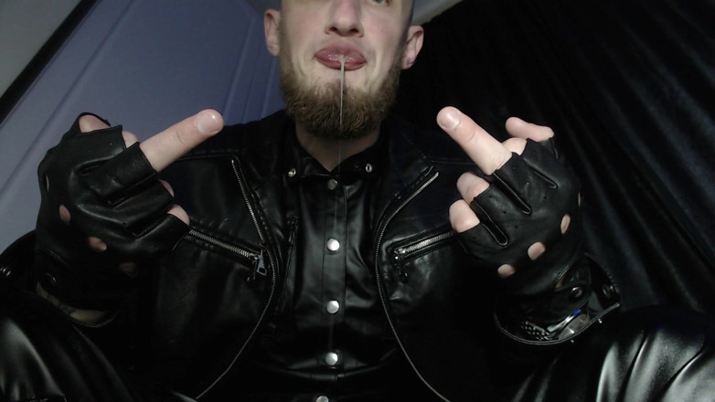 Hunky time: All-leather Alpha -domineert en vernedert met spuug en schoen