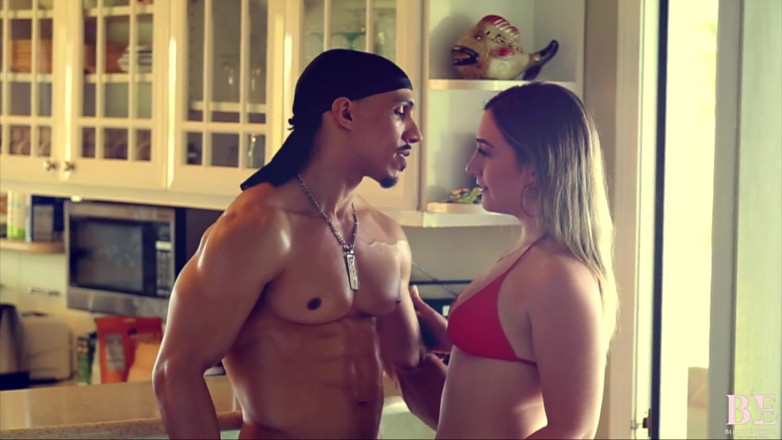 Blush erotica: Anale interrazziale con pompino con Lexi Grey e Puerto Rock