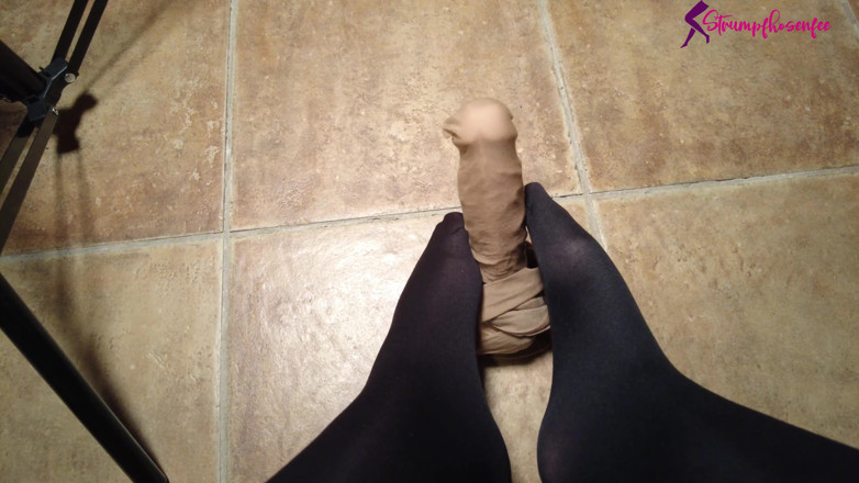 Tights free: main pentihoj dildo ko apni tapakti gili choot men dhakka...