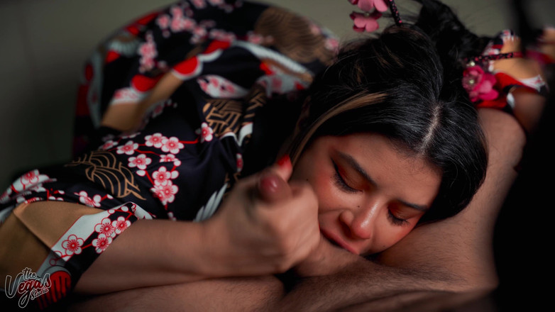 Selena Vega: Cât de drăguță par să sug pula în noul meu kimono...