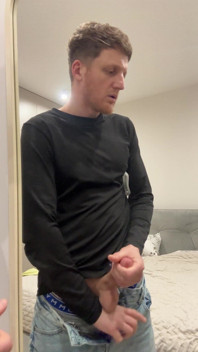 Făcând sex cu o jucărie cu un penis mare și gemând la 42 de ani.