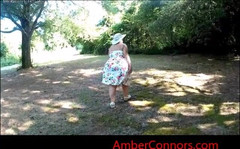Amber Connors: Čůrání v šatech
