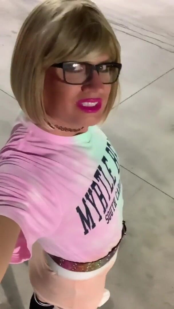CindieLove: All'aperto sissy 2 video troia pantaloncini da yoga, maglietta lunga gioco...
