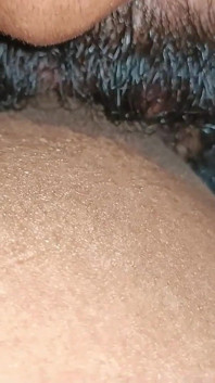 Dia mengisap payudara ibu tiriku dan bermain dengan puting