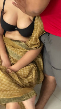 Người yêu bhabhi đến từ nhà tù sau một thời gian dài và đụ cô ấy rất mạnh bạo