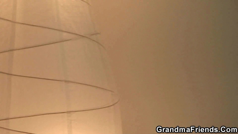 Grandma Friends: Temizlikçi kadın boyandı