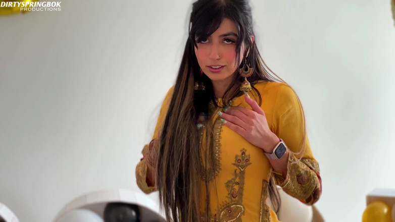 Aaliyah Yasin: Aaliyah Yasin Gets Horny Whilst Waiting for Her Guests