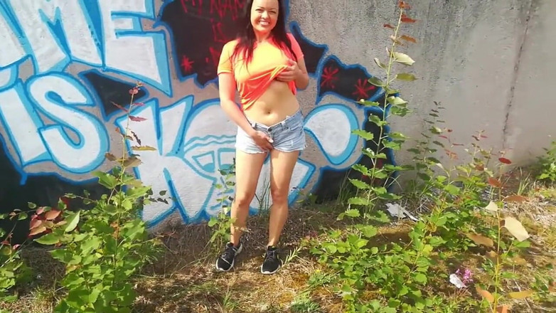 Millanax Fortnite Girl: Ragazza calda fa sesso vicino ad un muro di graffiti
