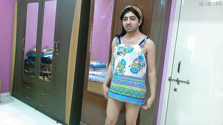 Cute & Nude Crossdresser: Caliente mariquita crossdresser femboy en vestido de playa y banda...