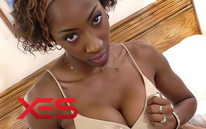Xes Network: Ragazza nera del college di 19 anni in forma con grandi...