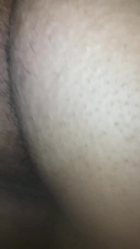 Enfonçant la bite dans le cul de la femme de chambre au repos