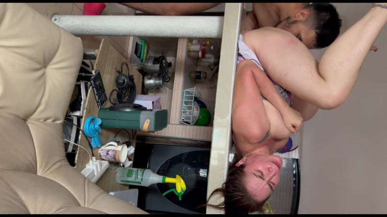 Lazosprohibidos: Sie Masturbiert Oben Auf Dem Esszimmer Und Spritzer Gehen Weiter,...