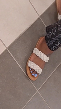 Di sebalik pantat besarnya dan kaki cantik N Blue