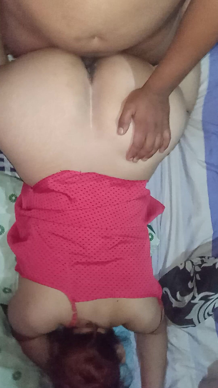 Eatrella j: सभी चार लोगों पर चुदाई वाली कुतिया इतनी चुदाई से गीली हो जाती है