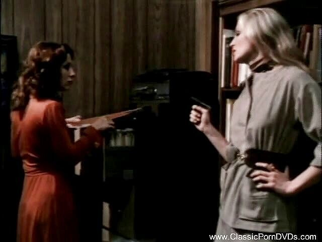 Classic Porn DVDs: 서로 핥는 두 레즈