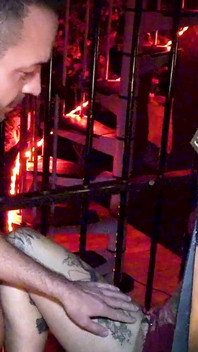 Vreemdeling neuken tattoo teef hard geneukt in pornobioscoop!