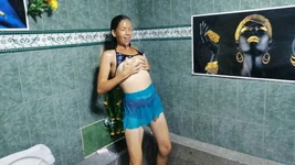 1 bölüm üvey kız kardeşimle banyo yapıyorum ve amcıklarımızla oynuyoruz