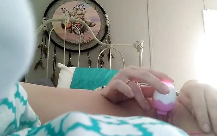 LilMomma_21: MILF melancap dan menggunakan alat penggetar kelentit