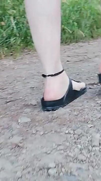 Caminata en la naturaleza en birkenstock