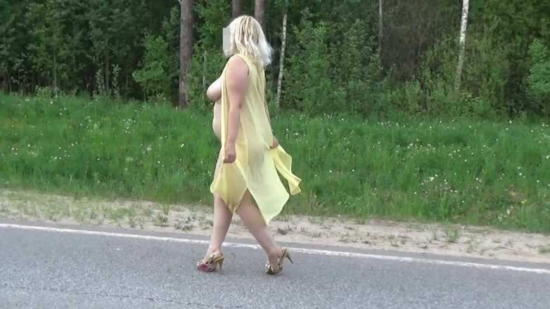 RedRoseRus: Letní milfka chodí nahá na silnici.
