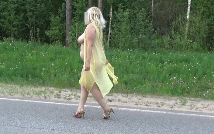 RedRoseRus: Summer miLF cammina nuda della Strada.