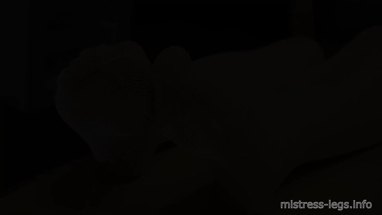Mistress Legs: Kaki seksi dengan stoking jala putih