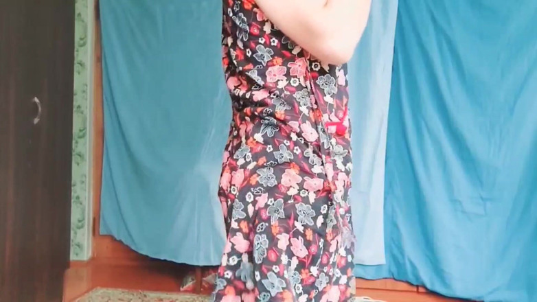 Kitty_Cross: 穿着短裙纹身的顽皮变性人女孩展示大腿纹身