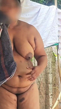 Indiancă bhabi elegantă făcând baie complet goală în aer liber, arătându-și bunurile