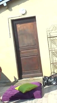 Bbw žena v domácnosti v síťované síťce tvrdě sodomizovaná a fistovaná ošukaná mladým klukem venku