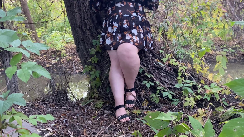 Elena: Lussuriosa miLF in abito corto si accarezza fino all'orgasmo sulla...