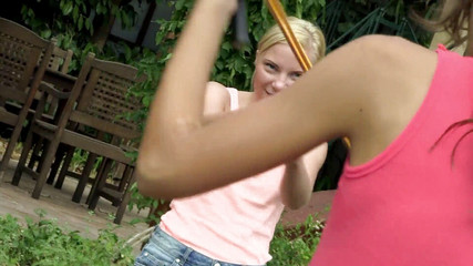 Radical Lesbian: Awek kurus semula jadi membelai antara satu sama lain.