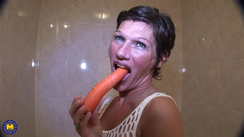Mature NL: La Donna Matura Si Tocca I Suoi Grandi Capezzoli E...