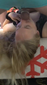 Er benutzt meinen mund wie eine fotze. Blonde MILF hart und tief in den hals gefickt und auf ihre titten kommen.